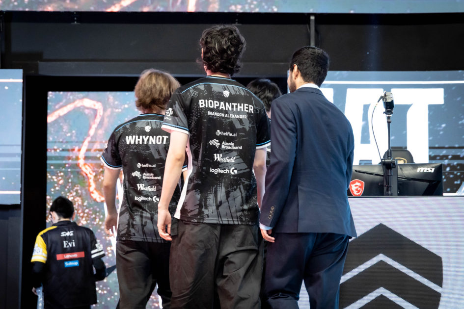 Foto da equipe da Chiefs Esports Club deixando o stage da LCP 2025 3º Split.