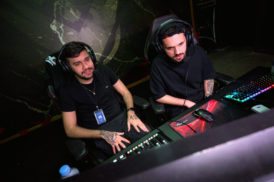 Foto de Duds e Dynquedo comandando a costream da Sucata.