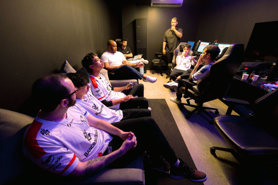 Foto de Samyy dando instruções aos jogadores do Fluxo W7M.