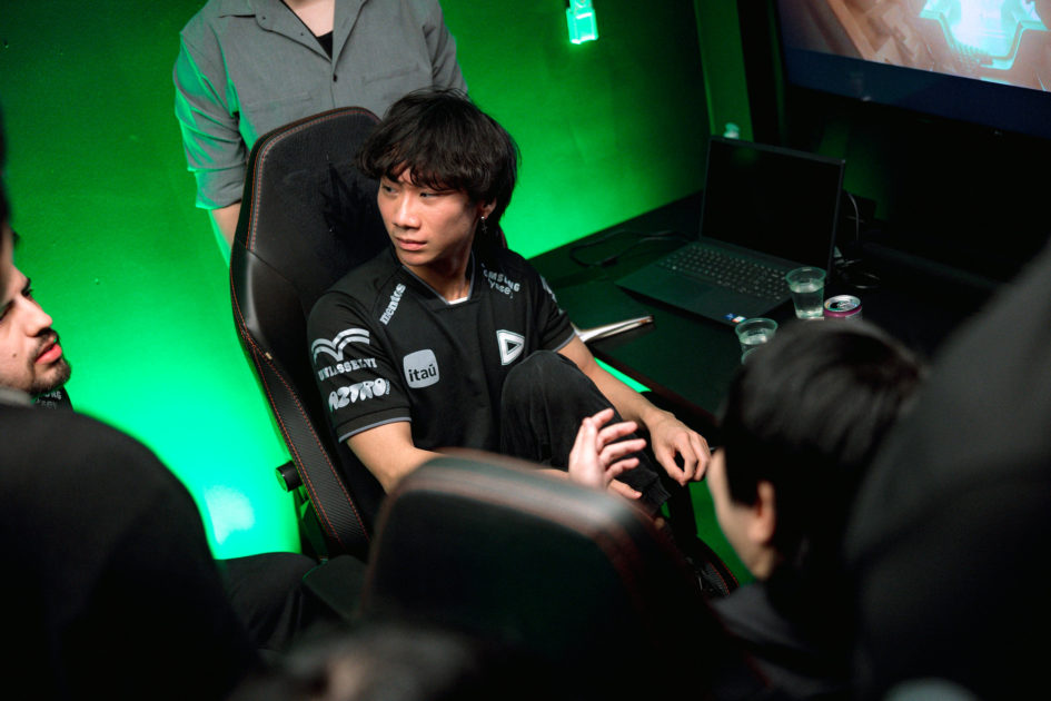 Foto de Gryffinn recebendo instruções no backstage.