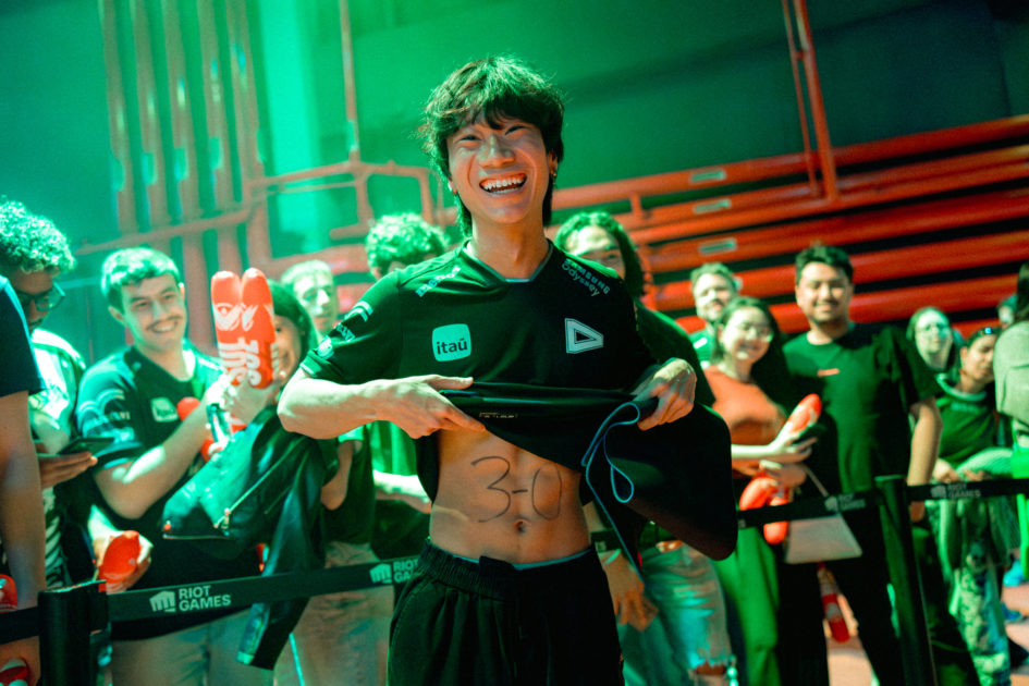 Foto de Gryffinn mostrando o 3-0 em seu abdômen.