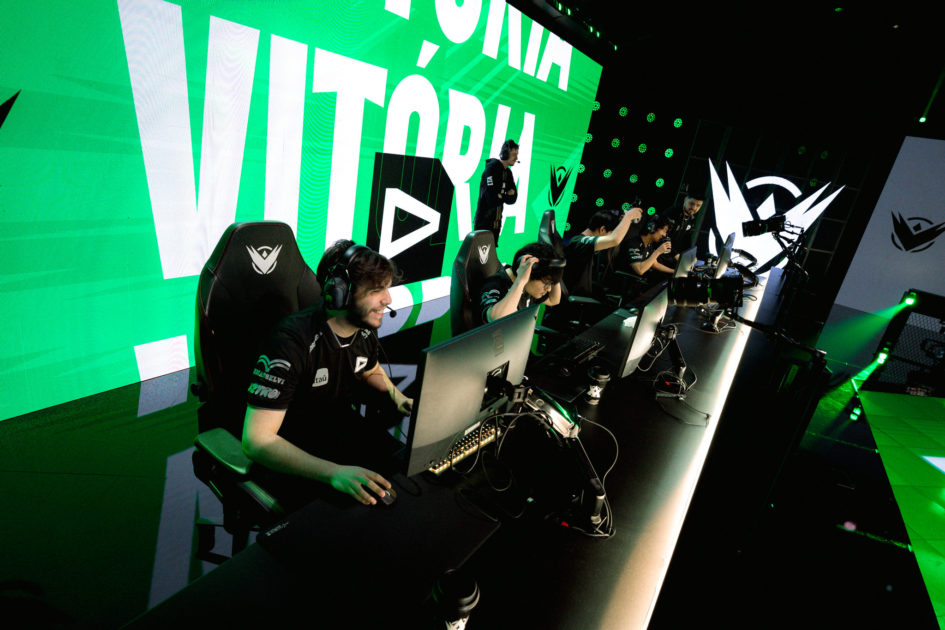 Foto da equipe da LOUD no momento da vitória.