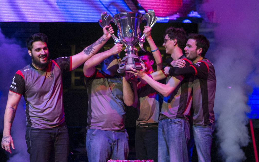 Foto da paiN Gaming levantando a taça do CBLOL 2015.