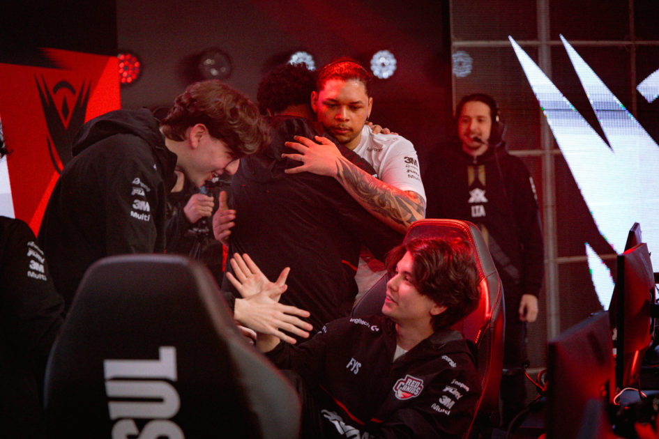 Foto de DOOM cumprimentando Frosty pela RED Canids.