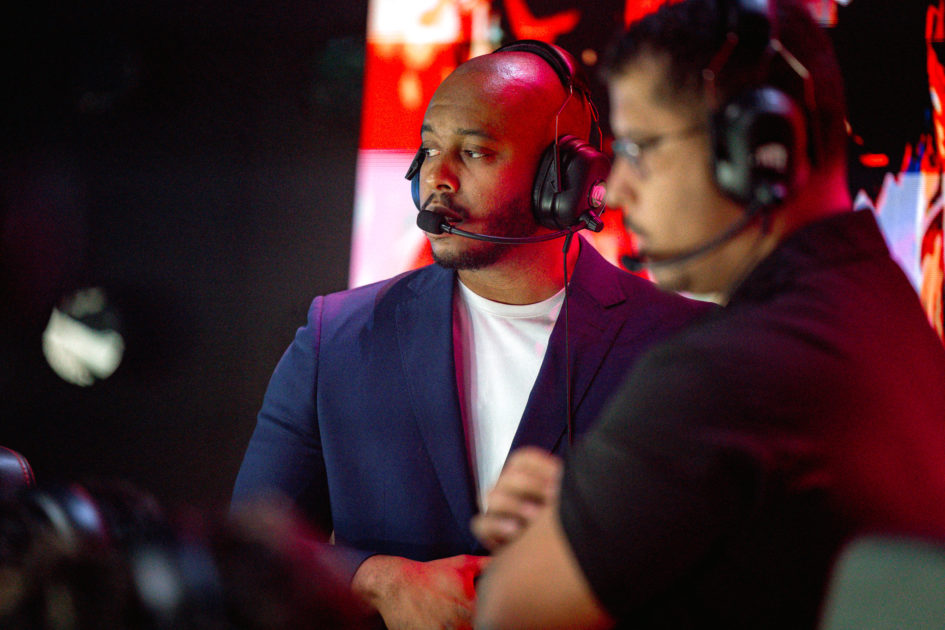 Foto de Samyy e Aoshi comandando o Fluxo W7M no palco.