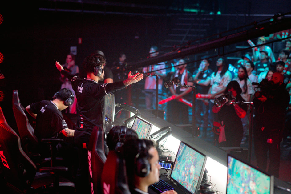 Foto de titan levantando ao jogar pela paiN Gaming.