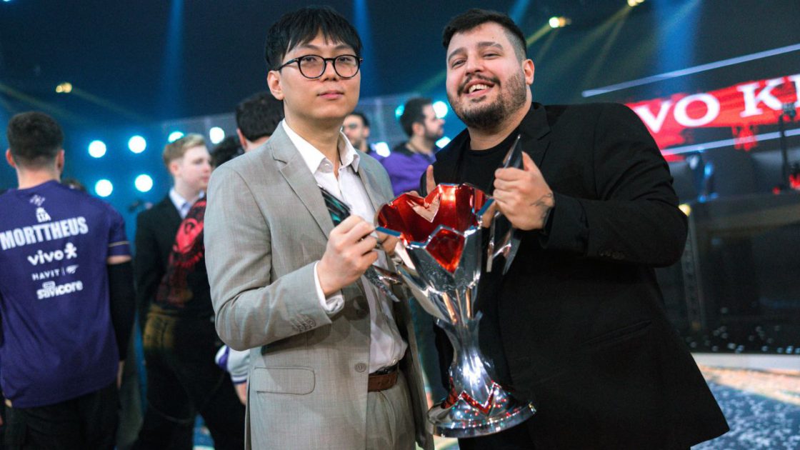 Foto de SeeEl e Bielzera com o troféu da LTA Sul 2025 3º Split.