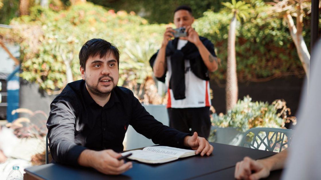 Foto de Tockers passando instruções para a RED Canids no stage da LTA Américas 2025.