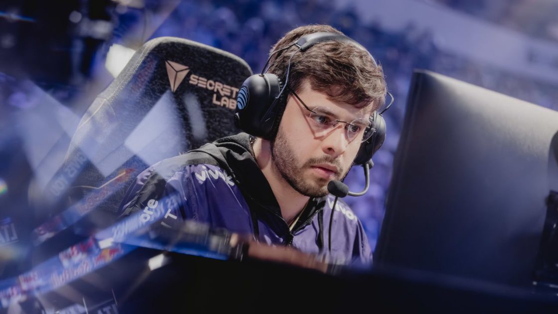 Na foto, o ADC da VKS, Morttheus