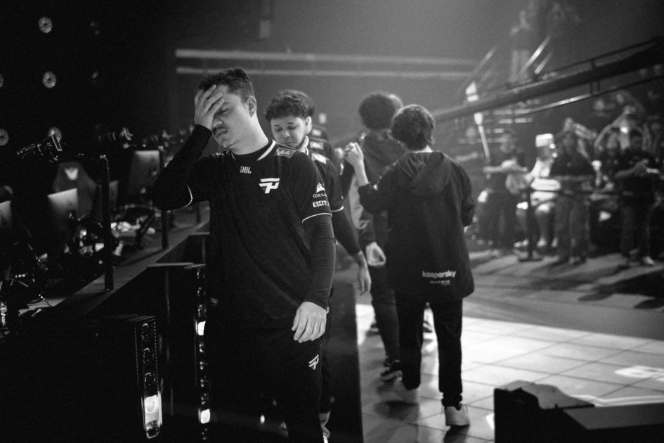 Foto de CarioK e da paiN Gaming deixando o palco.