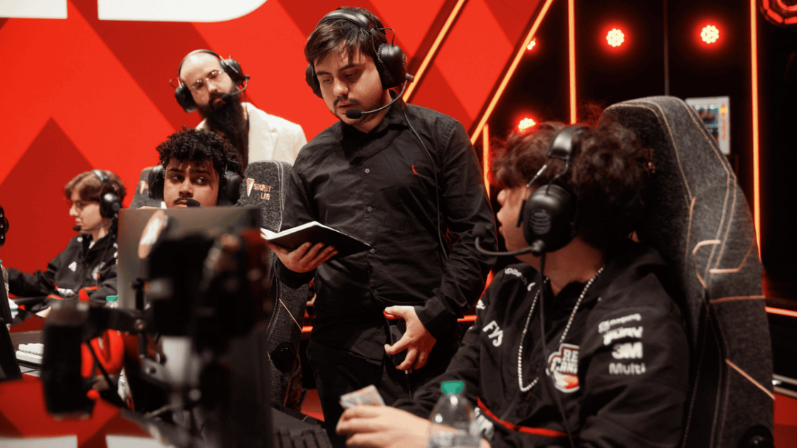 Foto de Tockers passando instruções para a RED Canids no stage da LTA Américas 2025.