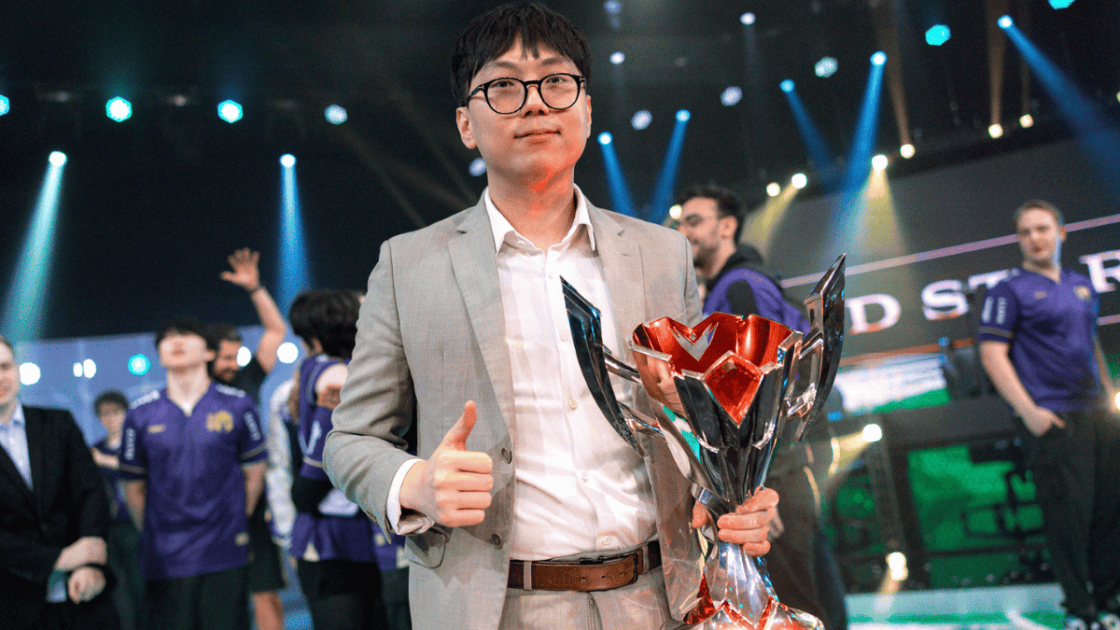 Foto de SeeEl com o troféu da LTA Sul 2025 3º Split.