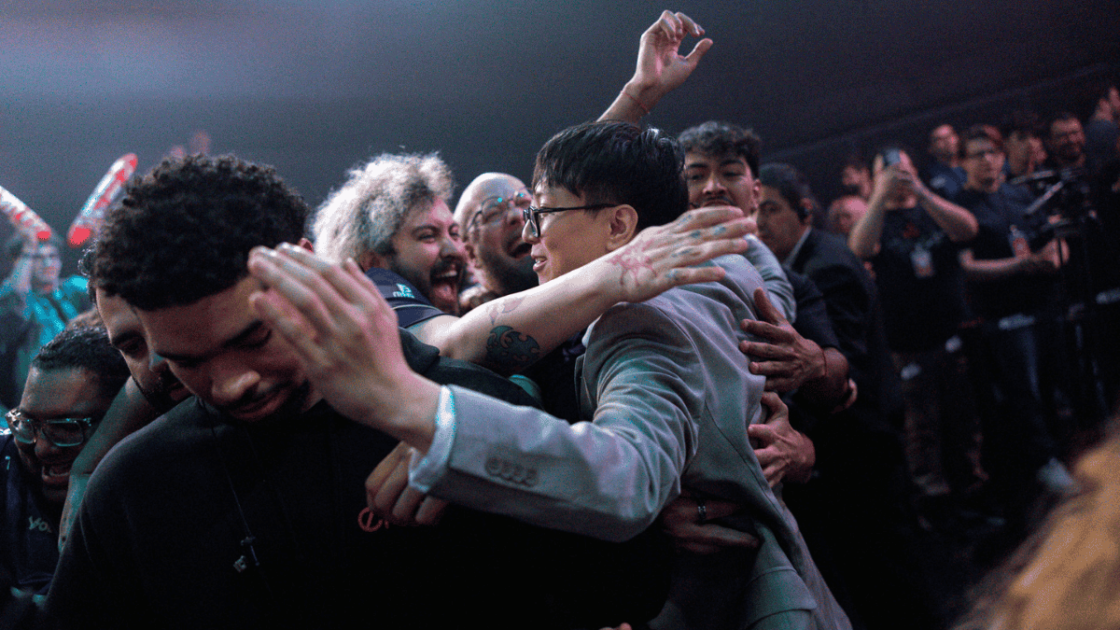 Foto de SeeEl nos braços da torcida da VKS.