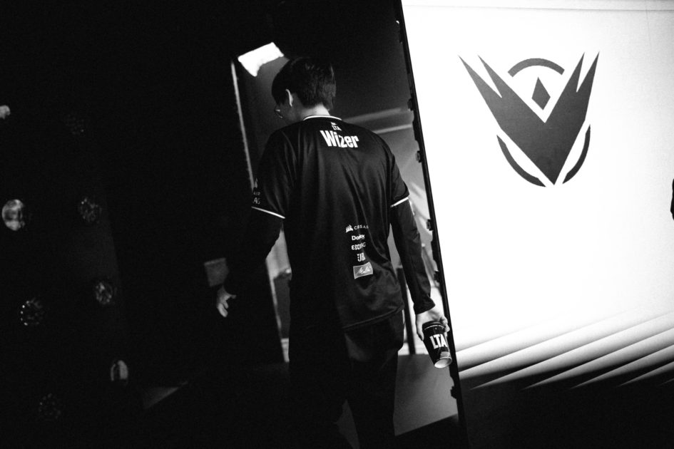 Foto de Wizer de costas em preto e branco.