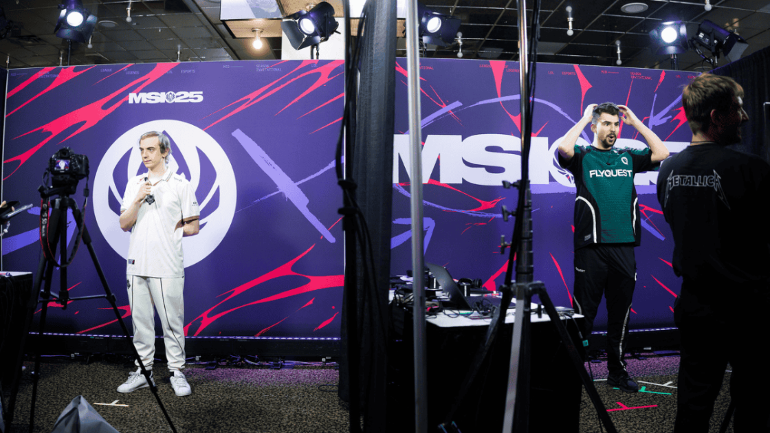 Foto de Caps e Bwipo na área de entrevistas do MSI 2025.