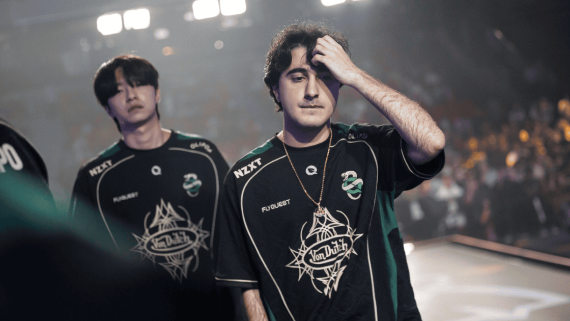 Foto de Massu e Quad saindo do palco do Worlds 2025.