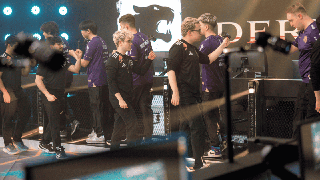 Foto de FURIA e VKS se cumprimentando.