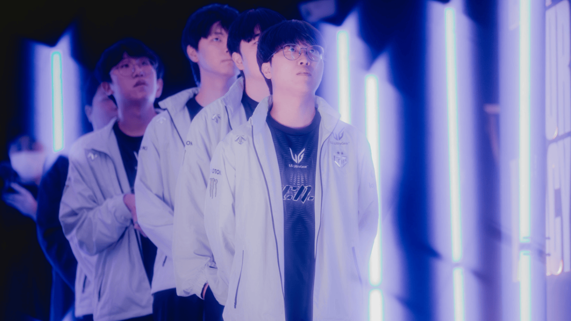 Foto da Gen.G enfileirada para entrar no palco do Worlds 2025.