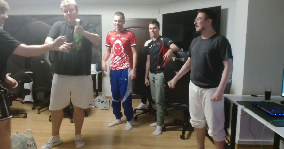 Imagem de jogadores do Masters EMEA realizando condutas inapropriadas durante a stream