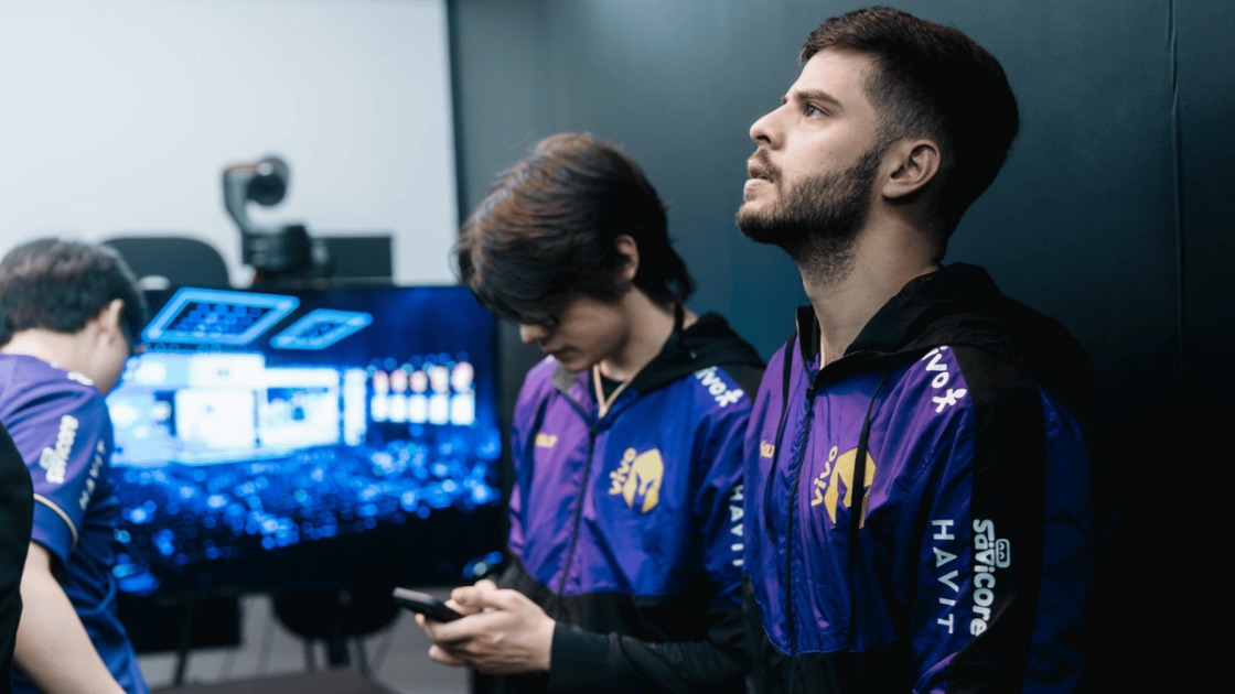 Foto de Morttheus e Boal no backstage do Worlds 2025.