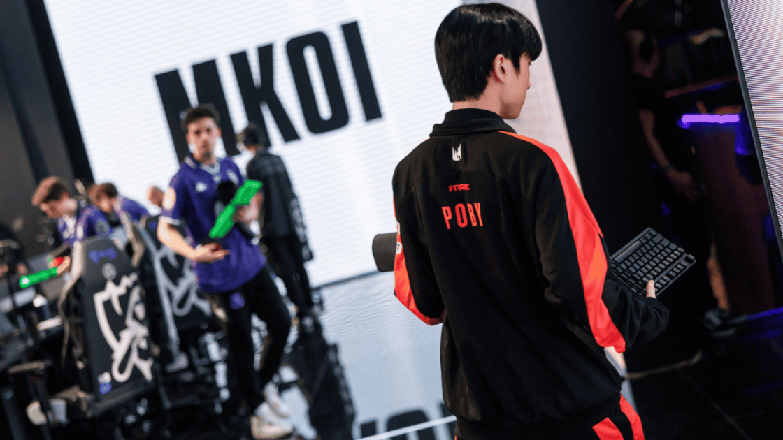 Foto de Poby, mid laner da FNATIC, saindo do palco do Worlds 2025.