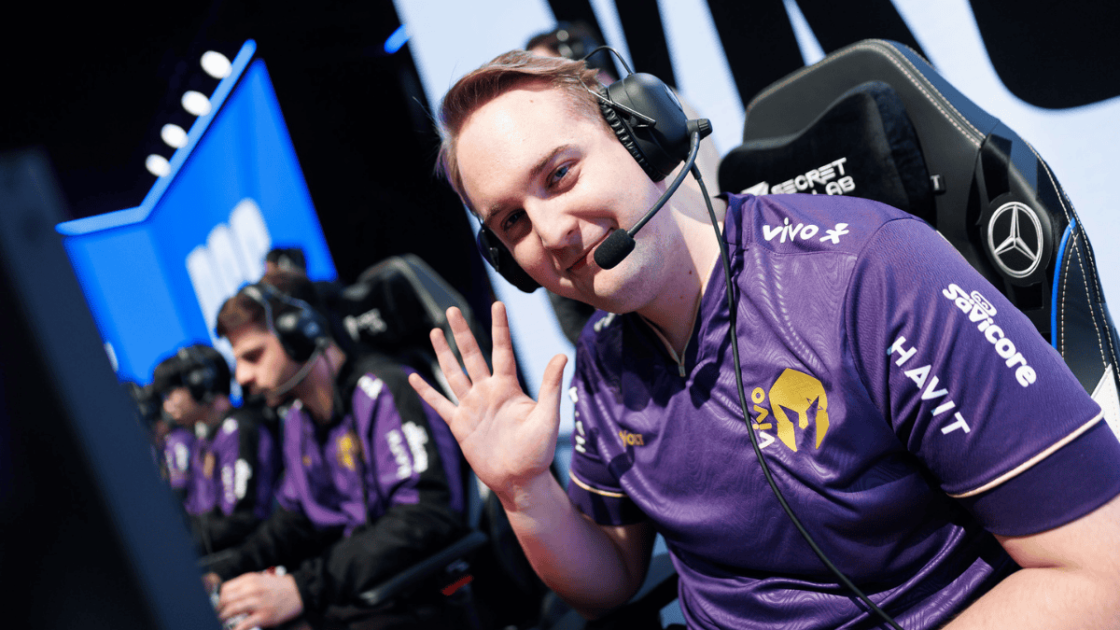 Foto de Trymbi acenando para a câmera.