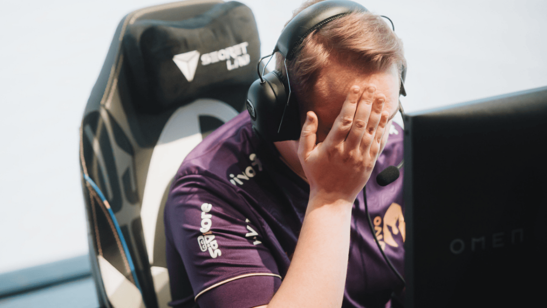 Foto de Trymbi com a mão no rosto durante o Worlds 2025.