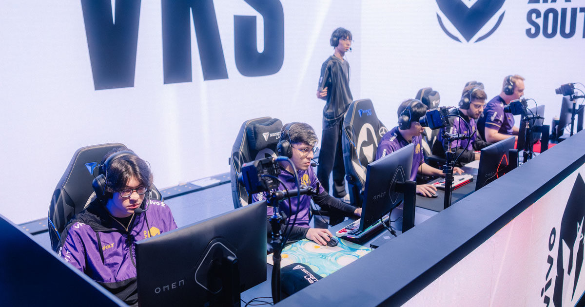 Imagem do time da Keyd no palco do Worlds 2025