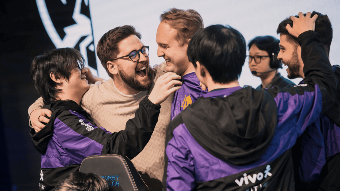 Foto da equipe da VKS comemorando com Smiley.