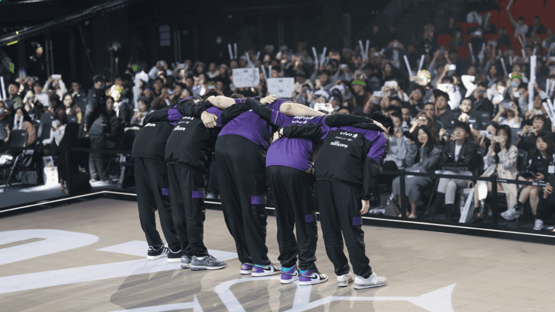 Foto da equipe da Vivo Keyd Stars fazendo reverência no palco do Worlds 2025.