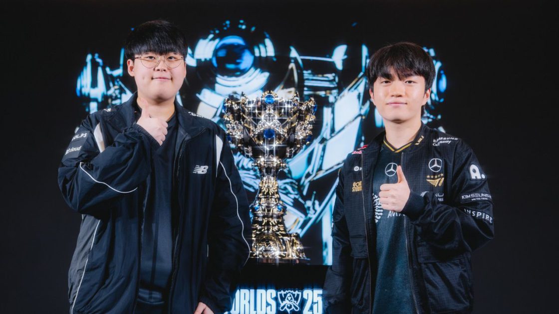 Na foto, Peter (na esquerda), suporte da KT e Keria (na direita), suporte da T1