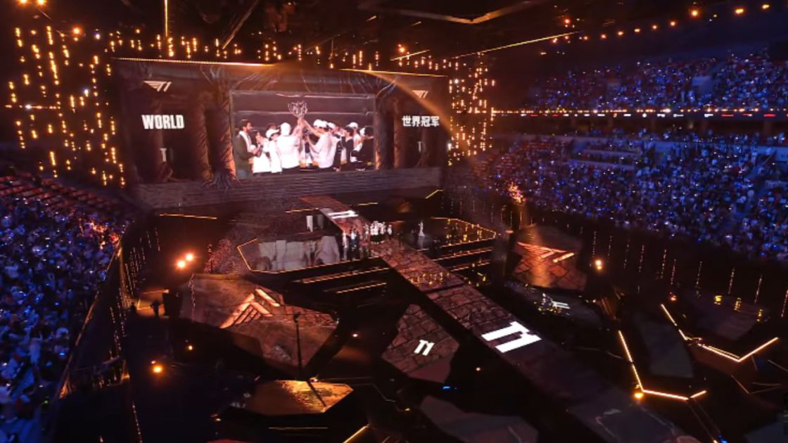 Na foto, o palco da Grande Final do Worlds 2025 comemorando o título da T1