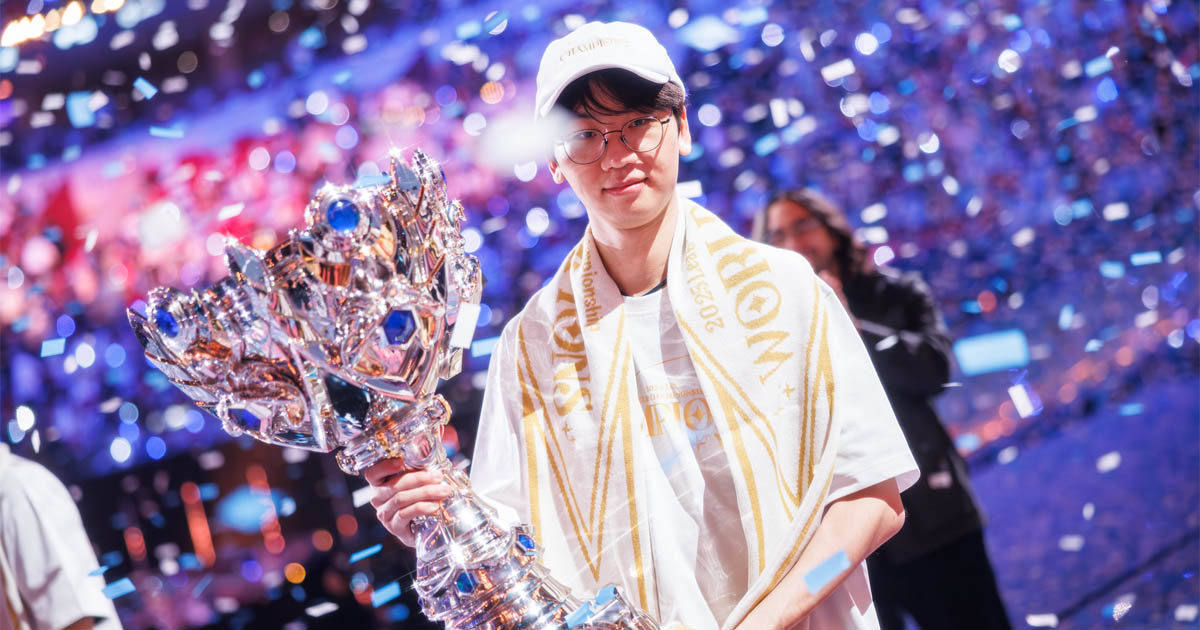 Imagem do top laner Doran segurando o troféu do Worlds 2025