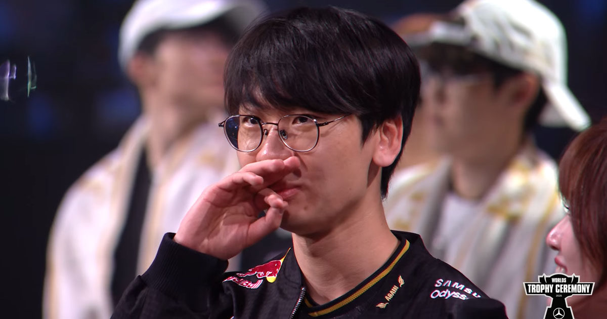Imagem do jogador Doran emocionado no pálco do Worlds 2025