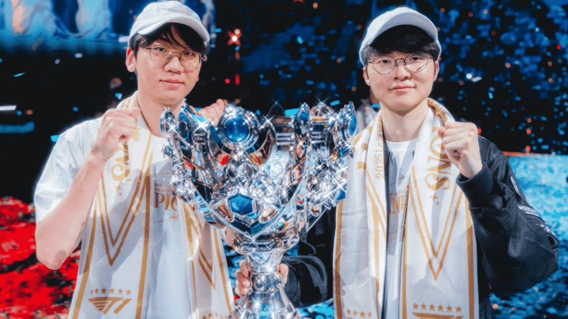 Foto de Doran e Faker com a taça do Worlds 2025.