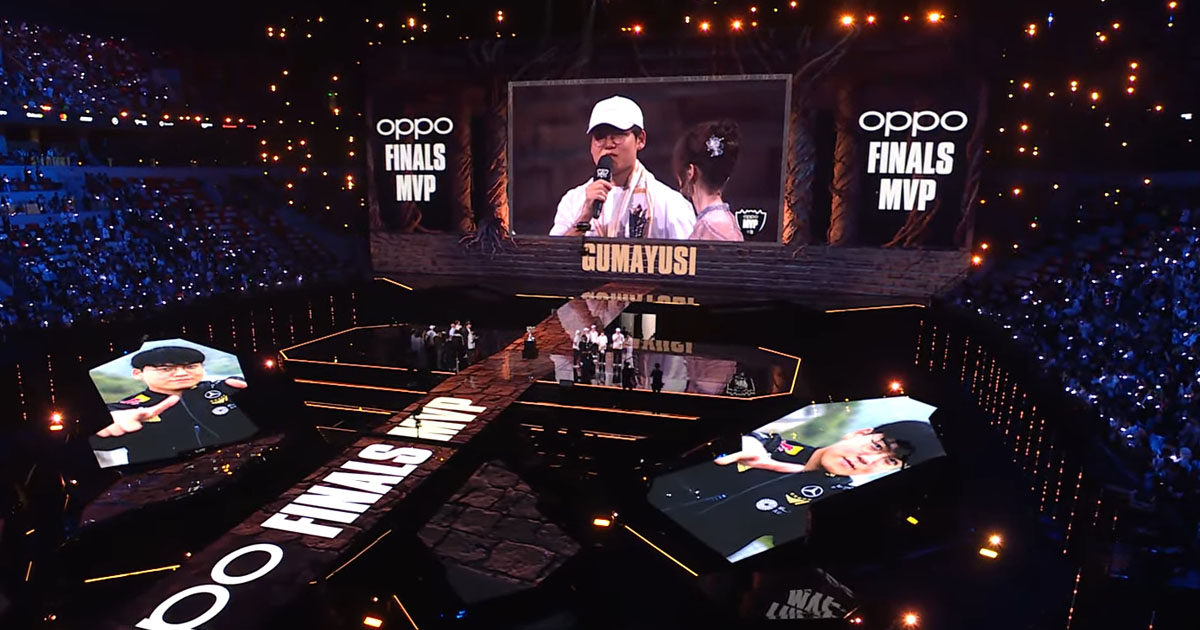 Imagem do jogador gumayusi dando entrevista no palco após receber o título de MVP da final do Worlds 2025