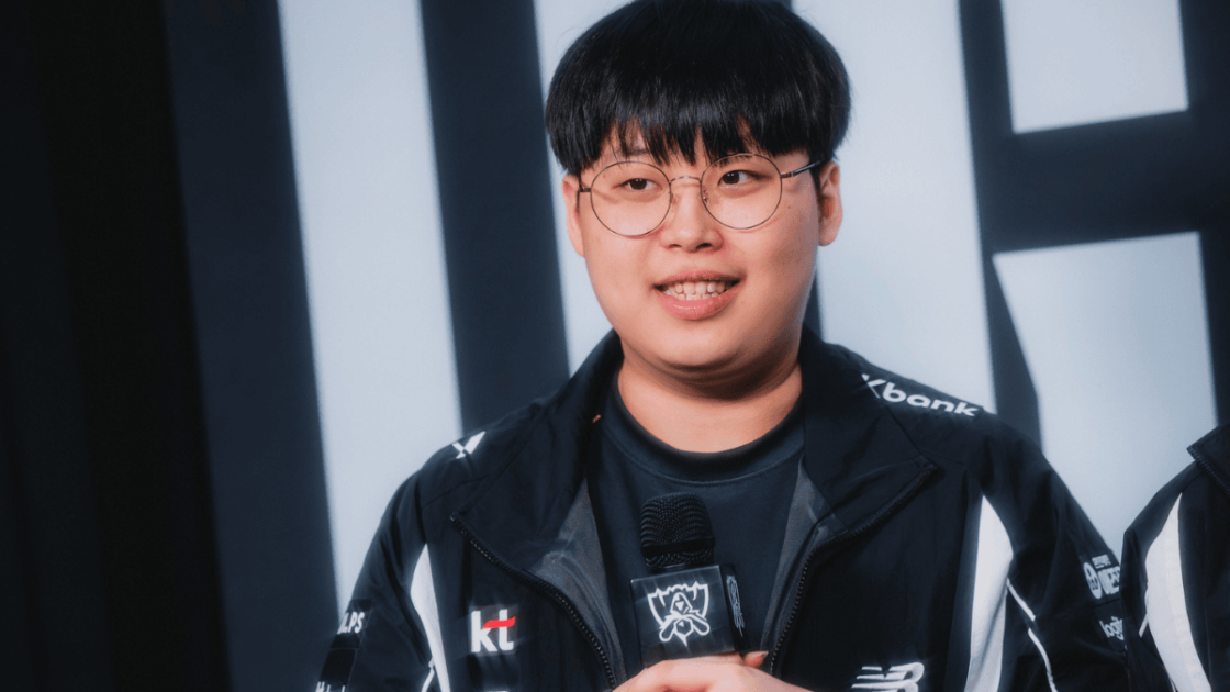 Foto de Peter, suporte da KT, durante entrevista no Worlds 2025.