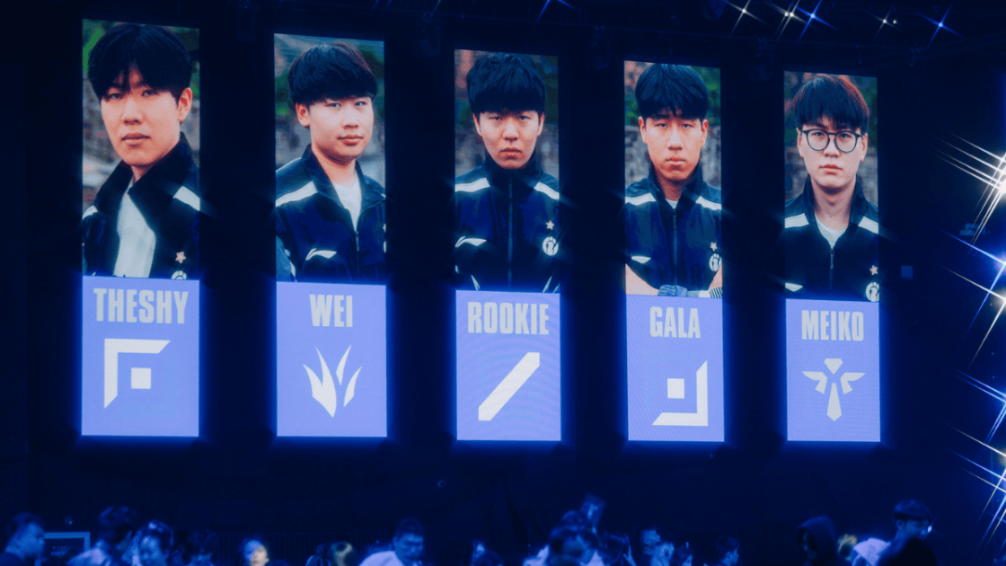 Foto da line-up da Invictus Gaming durante o Worlds 2025.