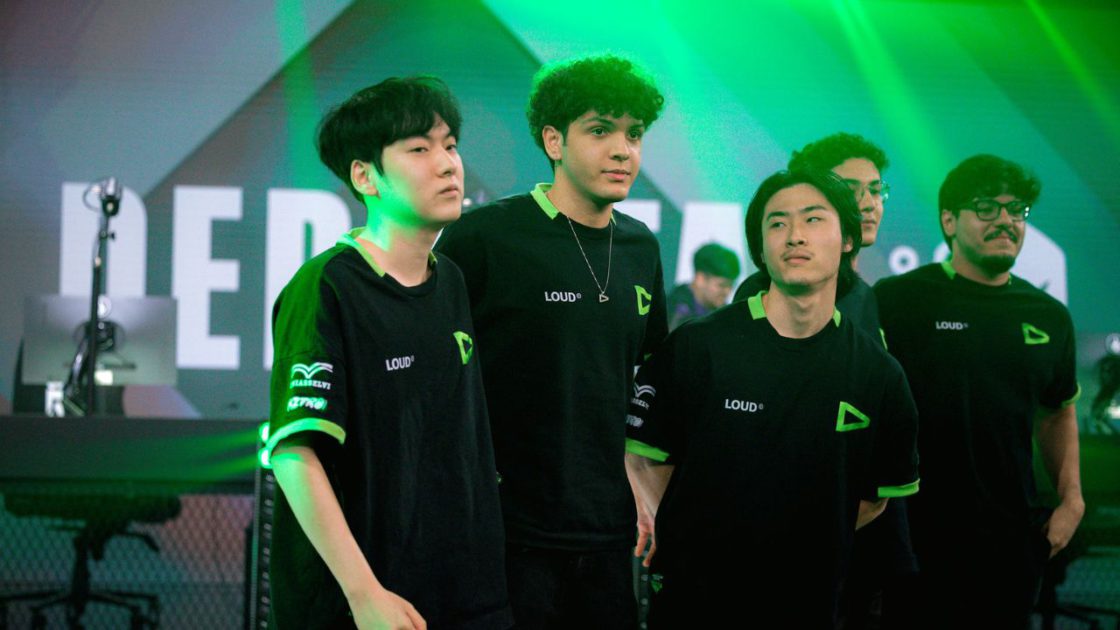 Jogadores da LOUD durante competição