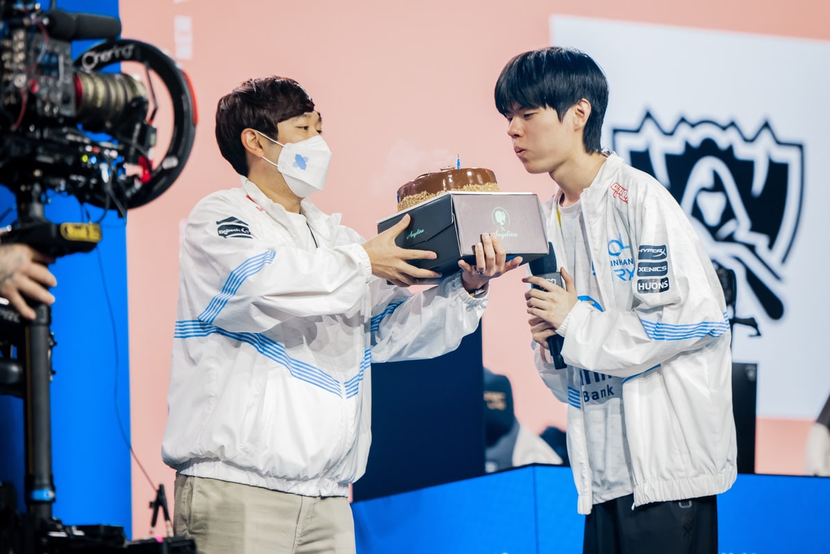 Final do Worlds 2022: Deft chora com 1º título: Era sonho, mas agora eu  consegui, lol